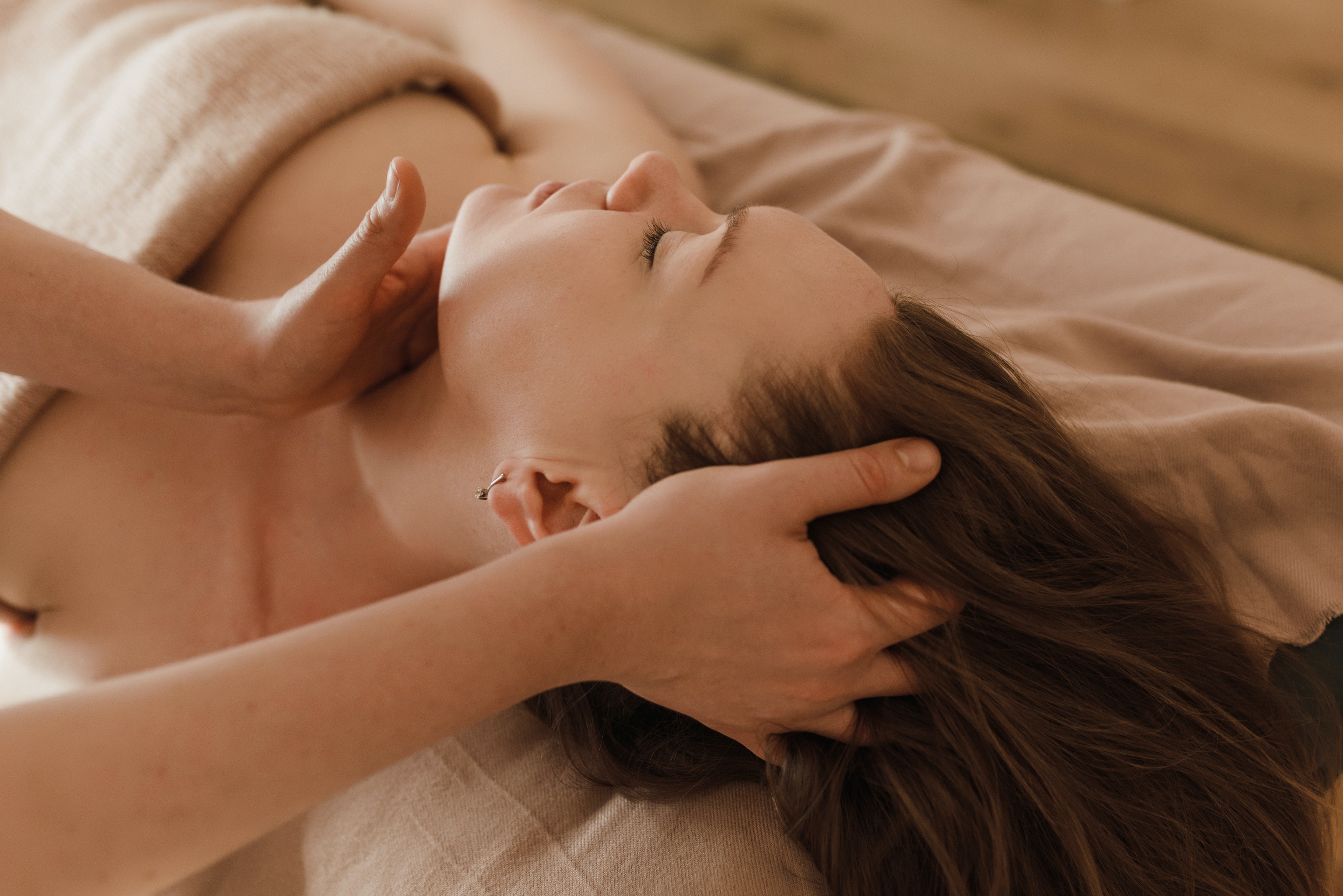 Dame die een massage bij de nek krijgt
